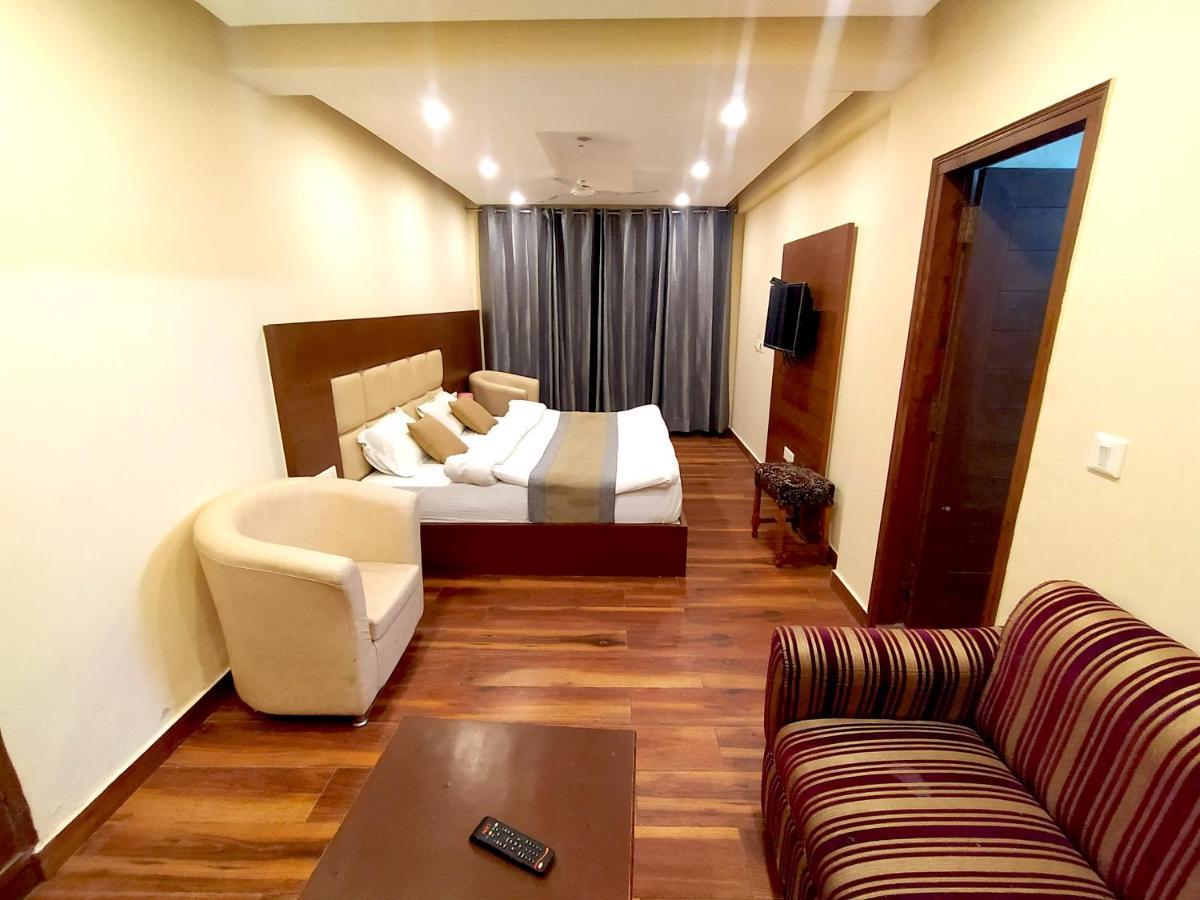 Hotel Samrat, Массури Экстерьер фото