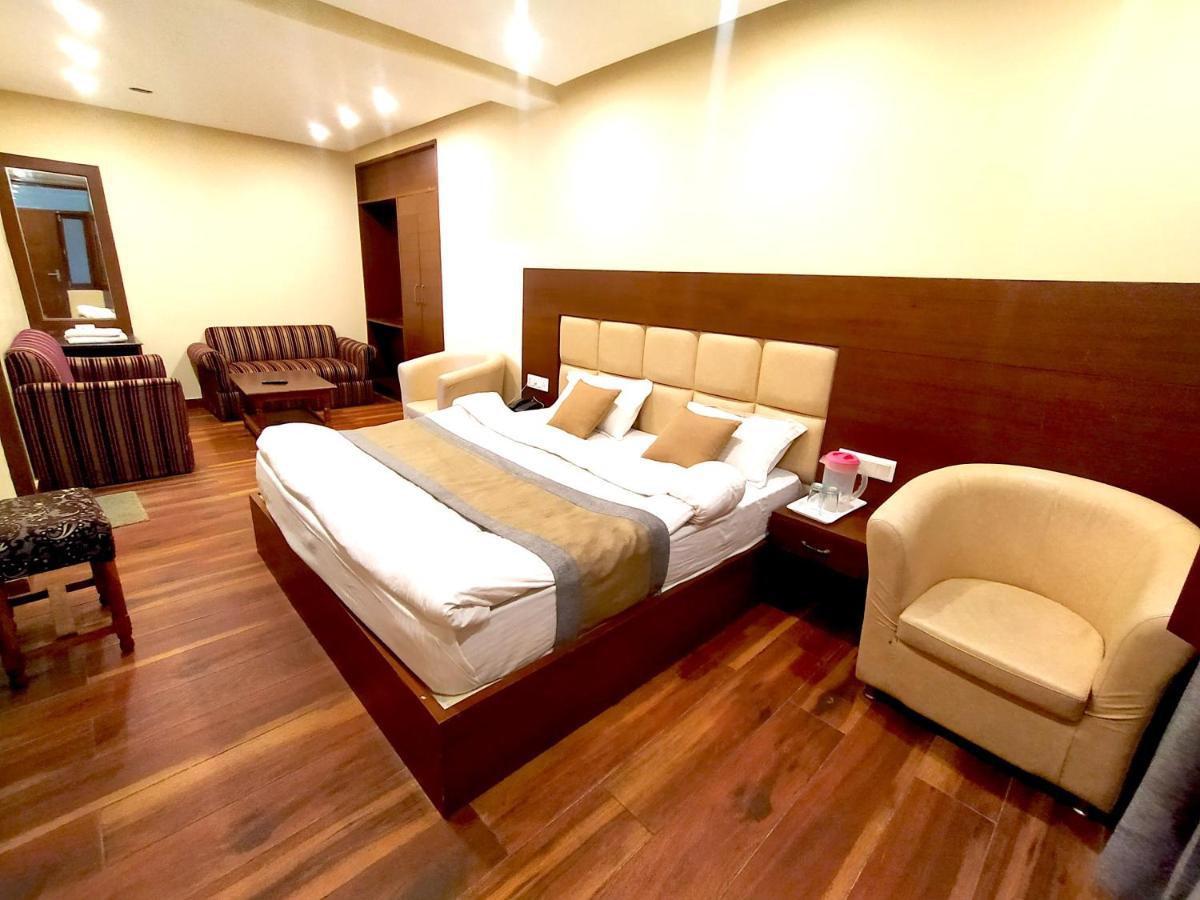 Hotel Samrat, Массури Экстерьер фото