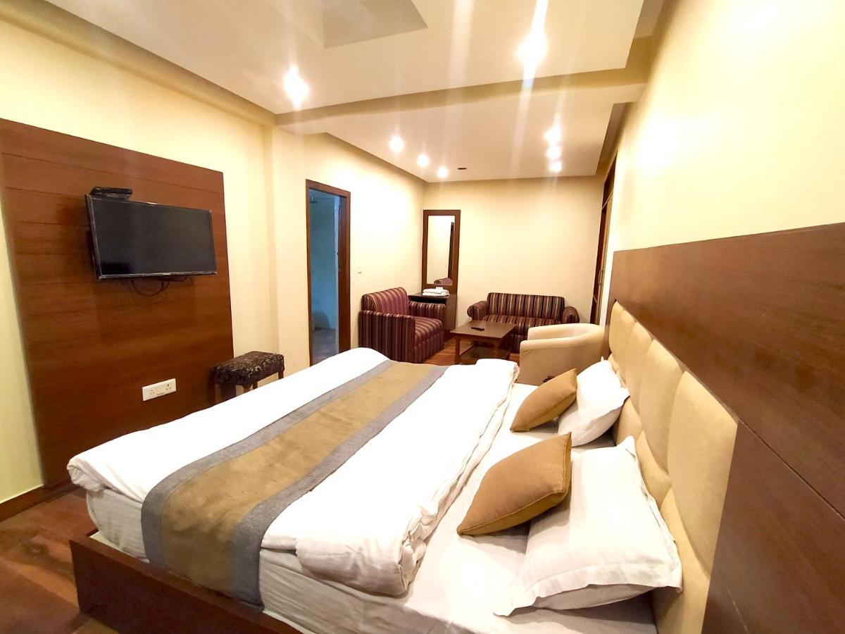 Hotel Samrat, Массури Экстерьер фото