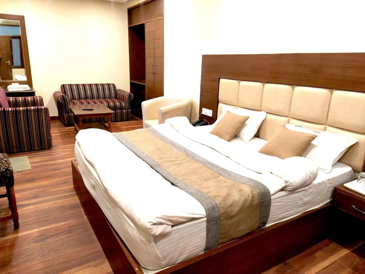 Hotel Samrat, Массури Экстерьер фото